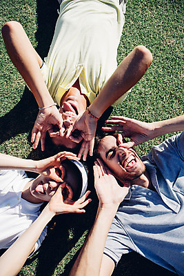 포토 JPG 주간 서양인 외국인 백인 해외기획촬영 여자 남자 스포츠 골프 장난 모션 골프장 필드 미소 사람 동양인 손짓 잔디 상반신 20대 성인 야외 앞모습 세명 눕기 한국인 2015년태국 청년만 성인만 국내포토 자연요소 식물 뷰포인트 스포츠시설 표정 인종 청년 구기 파일형식