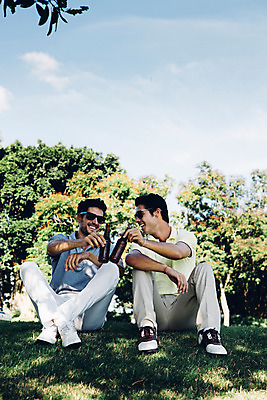 포토 JPG 주간 전신 서양인 외국인 백인 해외기획촬영 라이프스타일 남자 음료 스포츠 맨라이프 골프 모션 필드 유리병 휴식 미소 들기 사람 앉기 잔디 20대 성인 야외 두명 앞모습 선글라스 그늘 건배 2015년태국 남자만 성인남자만 청년만 청년남자만 성인만 국내포토 자연요소 식물 안경 뷰포인트 컨셉 병_용기 표정 인종 청년 생활 구기 파일형식