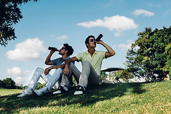 포토 JPG 주간 전신 서양인 외국인 백인 해외기획촬영 라이프스타일 남자 음료 스포츠 맨라이프 골프 모션 필드 유리병 휴식 미소 들기 사람 앉기 잔디 20대 성인 야외 두명 앞모습 선글라스 마시기 그늘 2015년태국 남자만 성인남자만 청년만 청년남자만 성인만 국내포토 자연요소 식물 안경 뷰포인트 컨셉 병_용기 표정 인종 청년 생활 구기 파일형식