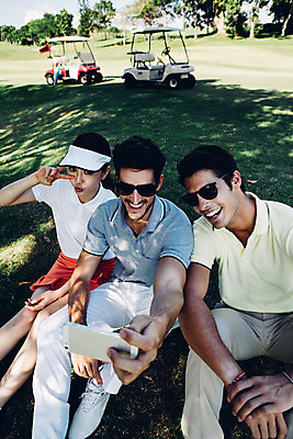 포토 JPG 주간 서양인 외국인 백인 해외기획촬영 여자 남자 스포츠 골프 모션 골프장 필드 휴식 미소 들기 사람 앉기 동양인 손짓 잔디 상반신 20대 성인 야외 앞모습 세명 스마트폰 선글라스 사진촬영 한국인 그늘 셀프카메라 브이 골프카트 2015년태국 청년만 성인만 국내포토 자연요소 식물 안경 뷰포인트 컨셉 스포츠시설 골프용품 표정 인종 청년 핸드폰 스마트기기 구기 촬영 파일형식