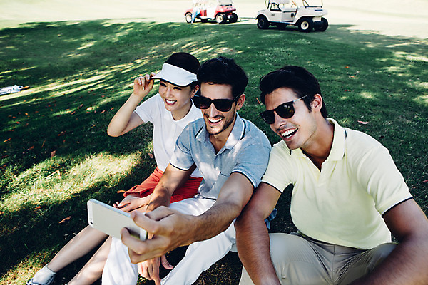 포토 JPG 주간 서양인 외국인 백인 해외기획촬영 여자 남자 스포츠 골프 모션 골프장 필드 휴식 미소 들기 사람 앉기 동양인 잔디 상반신 20대 성인 야외 앞모습 세명 스마트폰 선글라스 사진촬영 한국인 그늘 셀프카메라 2015년태국 청년만 성인만 국내포토 자연요소 식물 안경 뷰포인트 컨셉 스포츠시설 표정 인종 청년 핸드폰 스마트기기 구기 촬영 파일형식