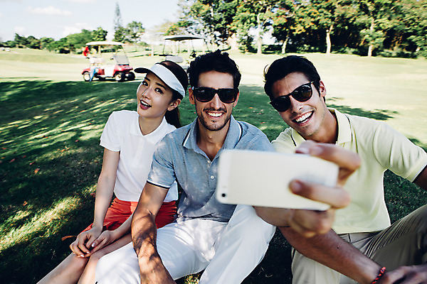 포토 JPG 주간 서양인 외국인 백인 해외기획촬영 여자 남자 스포츠 골프 모션 골프장 필드 휴식 미소 들기 사람 앉기 동양인 잔디 상반신 20대 성인 야외 앞모습 세명 스마트폰 선글라스 사진촬영 한국인 그늘 셀프카메라 2015년태국 청년만 성인만 국내포토 자연요소 식물 안경 뷰포인트 컨셉 스포츠시설 표정 인종 청년 핸드폰 스마트기기 구기 촬영 파일형식