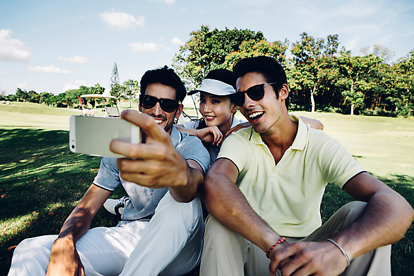 포토 JPG 주간 서양인 외국인 백인 해외기획촬영 여자 남자 스포츠 골프 모션 골프장 필드 휴식 미소 들기 사람 앉기 동양인 잔디 상반신 20대 성인 야외 앞모습 세명 스마트폰 선글라스 사진촬영 한국인 그늘 셀프카메라 2015년태국 청년만 성인만 국내포토 자연요소 식물 안경 뷰포인트 컨셉 스포츠시설 표정 인종 청년 핸드폰 스마트기기 구기 촬영 파일형식