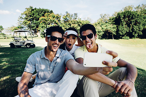 포토 JPG 주간 서양인 외국인 백인 해외기획촬영 여자 남자 스포츠 골프 모션 골프장 필드 휴식 미소 들기 사람 앉기 동양인 잔디 상반신 20대 성인 야외 앞모습 세명 스마트폰 선글라스 사진촬영 한국인 그늘 셀프카메라 2015년태국 청년만 성인만 국내포토 자연요소 식물 안경 뷰포인트 컨셉 스포츠시설 표정 인종 청년 핸드폰 스마트기기 구기 촬영 파일형식