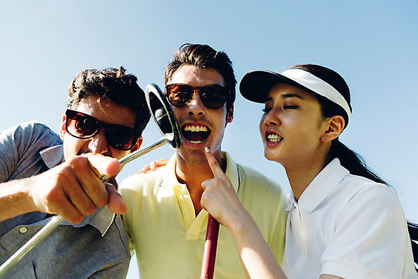 포토 JPG 주간 서양인 외국인 백인 해외기획촬영 여자 남자 스포츠 골프 장난 골프장 필드 어깨동무 서기 미소 들기 사람 동양인 잔디 상반신 20대 성인 야외 앞모습 세명 선글라스 골프채 한국인 2015년태국 청년만 성인만 국내포토 자연요소 식물 안경 뷰포인트 포즈 스포츠시설 모션 골프용품 표정 인종 청년 구기 파일형식