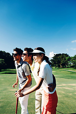 포토 JPG 주간 서양인 외국인 백인 해외기획촬영 응시 여자 남자 스포츠 허리손 골프 골프장 필드 하늘 어깨동무 서기 미소 들기 사람 동양인 잔디 상반신 20대 성인 야외 옆모습 세명 선글라스 골프채 한국인 2015년태국 청년만 성인만 국내포토 자연요소 식물 시선 안경 뷰포인트 포즈 스포츠시설 모션 골프용품 표정 인종 청년 구기 파일형식