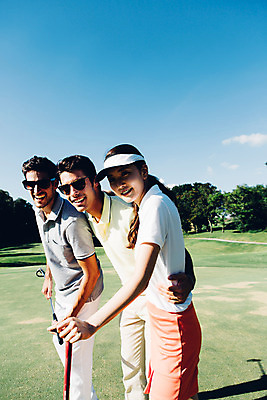 포토 JPG 주간 서양인 외국인 백인 해외기획촬영 응시 여자 남자 스포츠 허리손 골프 골프장 필드 하늘 어깨동무 서기 미소 들기 사람 동양인 잔디 상반신 20대 성인 야외 옆모습 세명 선글라스 골프채 한국인 2015년태국 청년만 성인만 국내포토 자연요소 식물 시선 안경 뷰포인트 포즈 스포츠시설 모션 골프용품 표정 인종 청년 구기 파일형식
