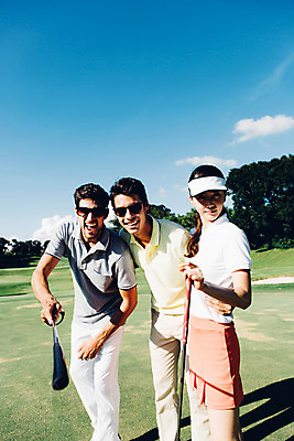 포토 JPG 주간 서양인 외국인 백인 해외기획촬영 여자 남자 스포츠 허리손 골프 골프장 필드 어깨동무 서기 미소 들기 사람 동양인 잔디 상반신 20대 성인 야외 앞모습 세명 선글라스 골프채 한국인 2015년태국 청년만 성인만 국내포토 자연요소 식물 안경 뷰포인트 포즈 스포츠시설 모션 골프용품 표정 인종 청년 구기 파일형식