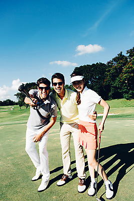 포토 JPG 주간 전신 서양인 외국인 백인 해외기획촬영 여자 남자 스포츠 골프 골프장 필드 어깨동무 서기 미소 들기 사람 동양인 잔디 20대 성인 야외 앞모습 세명 선글라스 골프채 한국인 2015년태국 청년만 성인만 국내포토 자연요소 식물 안경 뷰포인트 포즈 스포츠시설 모션 골프용품 표정 인종 청년 구기 파일형식