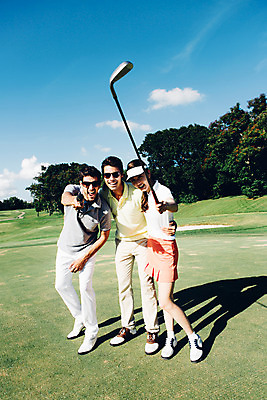 포토 JPG 주간 전신 서양인 외국인 백인 해외기획촬영 여자 남자 스포츠 골프 장난 골프장 필드 어깨동무 서기 미소 들기 사람 동양인 잔디 20대 성인 야외 앞모습 세명 선글라스 골프채 한국인 2015년태국 청년만 성인만 국내포토 자연요소 식물 안경 뷰포인트 포즈 스포츠시설 모션 골프용품 표정 인종 청년 구기 파일형식