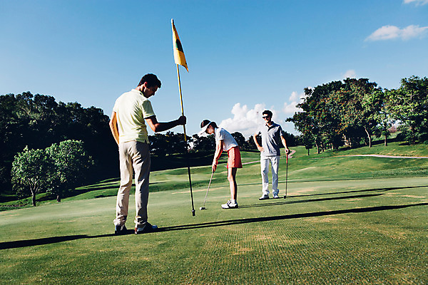 포토 JPG 주간 전신 서양인 외국인 백인 해외기획촬영 여자 남자 스포츠 골프 모션 골프장 필드 서기 들기 사람 동양인 잔디 20대 성인 야외 옆모습 세명 골프채 한국인 깃발 2015년태국 청년만 성인만 국내포토 자연요소 식물 뷰포인트 스포츠시설 골프용품 인종 청년 구기 파일형식