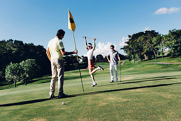 포토 JPG 주간 전신 서양인 외국인 백인 해외기획촬영 여자 남자 스포츠 골프 모션 골프장 필드 골프공 서기 들기 사람 동양인 잔디 20대 성인 야외 앞모습 뒷모습 세명 기쁨 골프채 한국인 깃발 2015년태국 청년만 성인만 국내포토 자연요소 식물 감정 뷰포인트 공 스포츠시설 골프용품 인종 청년 구기 파일형식