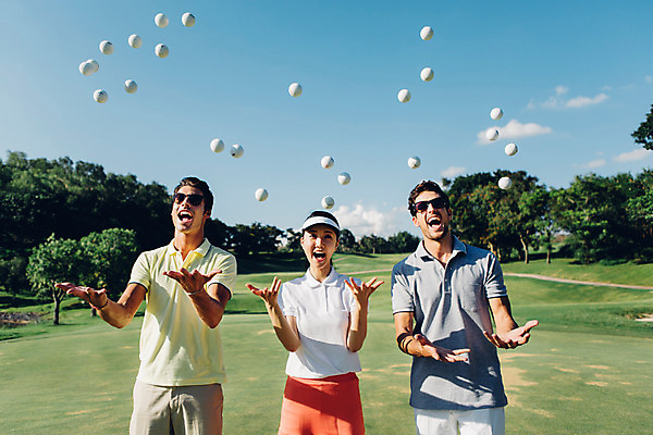 포토 JPG 주간 서양인 외국인 백인 해외기획촬영 여자 남자 스포츠 골프 모션 골프장 필드 골프공 서기 미소 사람 동양인 손짓 잔디 상반신 20대 성인 야외 앞모습 세명 선글라스 한국인 던지기 2015년태국 청년만 성인만 국내포토 자연요소 식물 안경 뷰포인트 공 스포츠시설 골프용품 표정 인종 청년 구기 파일형식