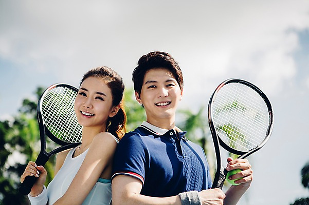 포토 JPG 주간 해외기획촬영 라이프스타일 커플 여자 남자 스포츠 커플라이프 모션 건강 서기 미소 들기 사람 동양인 상반신 20대 성인 야외 두명 앞모습 운동 한국인 테니스 등맞대기 라켓 테니스라켓 테니스장 2015년태국 청년만 성인만 국내포토 자연요소 스포츠용품 뷰포인트 스포츠시설 관계 표정 인종 청년 생활 구기 파일형식