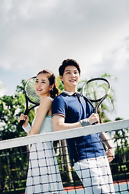포토 JPG 주간 해외기획촬영 라이프스타일 커플 여자 남자 스포츠 커플라이프 모션 건강 서기 미소 들기 사람 동양인 상반신 20대 성인 야외 두명 옆모습 운동 한국인 테니스 등맞대기 라켓 테니스라켓 네트 테니스장 2015년태국 청년만 성인만 국내포토 자연요소 스포츠용품 뷰포인트 스포츠시설 관계 표정 인종 청년 생활 구기 파일형식