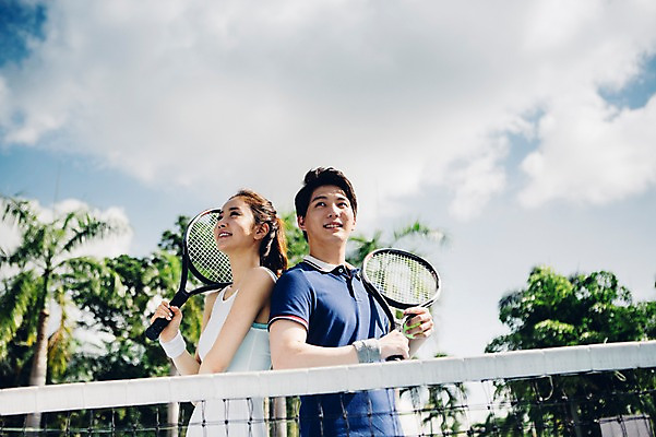 포토 JPG 주간 해외기획촬영 라이프스타일 커플 응시 여자 남자 스포츠 커플라이프 모션 건강 서기 들기 사람 동양인 상반신 20대 성인 야외 두명 운동 한국인 테니스 등맞대기 라켓 테니스라켓 네트 테니스장 2015년태국 청년만 성인만 국내포토 자연요소 시선 스포츠용품 스포츠시설 관계 인종 청년 생활 구기 파일형식