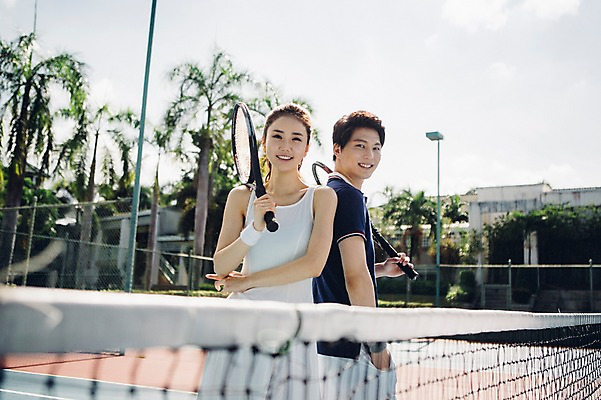 포토 JPG 주간 해외기획촬영 라이프스타일 커플 여자 남자 스포츠 커플라이프 모션 건강 서기 미소 들기 사람 동양인 상반신 20대 성인 야외 두명 앞모습 옆모습 운동 한국인 테니스 등맞대기 라켓 테니스라켓 네트 테니스장 2015년태국 청년만 성인만 국내포토 자연요소 스포츠용품 뷰포인트 스포츠시설 관계 표정 인종 청년 생활 구기 파일형식