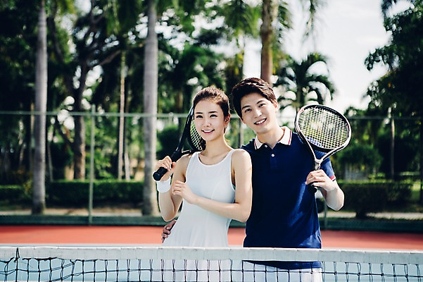포토 JPG 주간 해외기획촬영 라이프스타일 커플 여자 남자 스포츠 커플라이프 모션 어깨동무 건강 서기 미소 들기 사람 동양인 상반신 20대 성인 야외 두명 앞모습 운동 한국인 테니스 라켓 테니스라켓 네트 테니스장 2015년태국 청년만 성인만 국내포토 자연요소 스포츠용품 뷰포인트 포즈 스포츠시설 관계 표정 인종 청년 생활 구기 파일형식