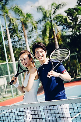 포토 JPG 주간 해외기획촬영 라이프스타일 커플 여자 남자 스포츠 커플라이프 모션 어깨동무 건강 서기 미소 들기 사람 동양인 상반신 20대 성인 야외 두명 앞모습 운동 한국인 테니스 라켓 테니스라켓 네트 테니스장 2015년태국 청년만 성인만 국내포토 자연요소 스포츠용품 뷰포인트 포즈 스포츠시설 관계 표정 인종 청년 생활 구기 파일형식