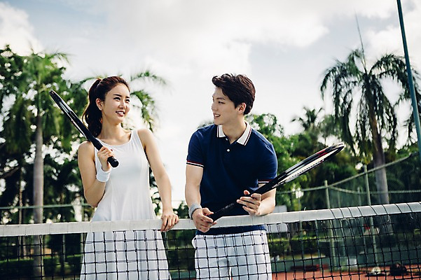 포토 JPG 주간 해외기획촬영 라이프스타일 커플 여자 남자 스포츠 커플라이프 모션 서기 미소 사람 동양인 상반신 20대 성인 야외 두명 앞모습 한국인 테니스 라켓 테니스라켓 네트 테니스장 2015년태국 청년만 성인만 국내포토 자연요소 스포츠용품 뷰포인트 스포츠시설 관계 표정 인종 청년 생활 구기 파일형식
