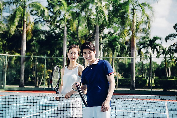포토 JPG 주간 해외기획촬영 라이프스타일 커플 여자 남자 스포츠 커플라이프 모션 서기 미소 들기 사람 동양인 상반신 20대 성인 야외 두명 앞모습 한국인 테니스 라켓 테니스라켓 네트 테니스장 2015년태국 청년만 성인만 국내포토 자연요소 스포츠용품 뷰포인트 스포츠시설 관계 표정 인종 청년 생활 구기 파일형식