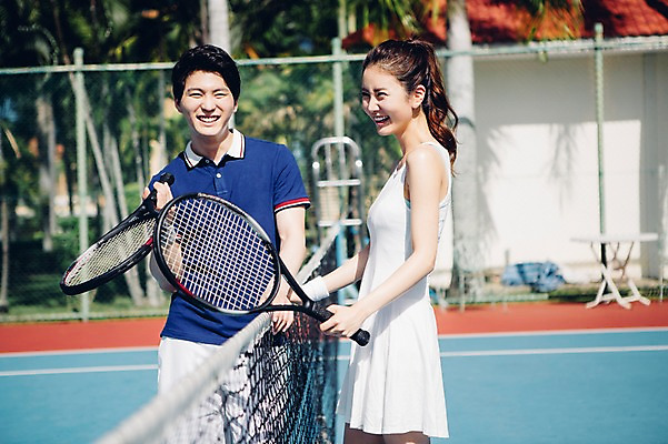 포토 JPG 주간 해외기획촬영 라이프스타일 커플 여자 남자 스포츠 커플라이프 모션 서기 미소 들기 사람 동양인 상반신 20대 성인 야외 두명 앞모습 옆모습 한국인 테니스 라켓 테니스라켓 네트 테니스장 2015년태국 청년만 성인만 국내포토 자연요소 스포츠용품 뷰포인트 스포츠시설 관계 표정 인종 청년 생활 구기 파일형식