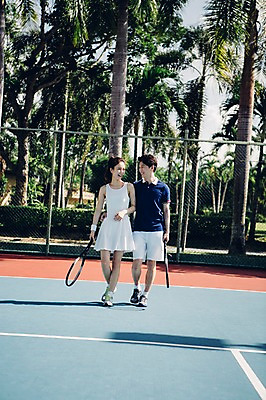 포토 JPG 주간 전신 해외기획촬영 라이프스타일 커플 여자 남자 커플라이프 허리손 모션 미소 들기 사람 동양인 20대 성인 야외 두명 앞모습 걷기 한국인 테니스 라켓 테니스라켓 테니스장 2015년태국 청년만 성인만 국내포토 자연요소 스포츠용품 뷰포인트 포즈 스포츠시설 관계 표정 인종 청년 생활 구기 파일형식