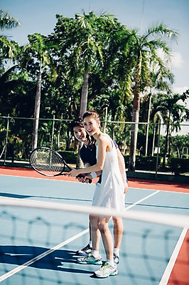 포토 JPG 주간 전신 해외기획촬영 라이프스타일 커플 응시 여자 남자 스포츠 커플라이프 모션 건강 서기 미소 들기 사람 동양인 20대 성인 야외 두명 옆모습 운동 한국인 테니스 라켓 테니스라켓 네트 가르침 테니스장 2015년태국 청년만 성인만 국내포토 자연요소 시선 교육 스포츠용품 뷰포인트 스포츠시설 관계 표정 인종 청년 생활 구기 파일형식