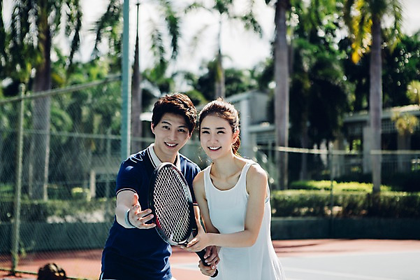 포토 JPG 주간 해외기획촬영 라이프스타일 커플 응시 여자 남자 스포츠 커플라이프 모션 건강 서기 미소 들기 사람 동양인 상반신 20대 성인 야외 두명 앞모습 운동 한국인 테니스 라켓 테니스라켓 가르침 테니스장 2015년태국 청년만 성인만 국내포토 자연요소 시선 교육 스포츠용품 뷰포인트 스포츠시설 관계 표정 인종 청년 생활 구기 파일형식
