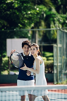 포토 JPG 주간 해외기획촬영 라이프스타일 커플 응시 여자 남자 스포츠 커플라이프 모션 건강 서기 미소 들기 사람 동양인 상반신 20대 성인 야외 두명 앞모습 옆모습 운동 한국인 테니스 라켓 테니스라켓 네트 가르침 테니스장 2015년태국 청년만 성인만 국내포토 자연요소 시선 교육 스포츠용품 뷰포인트 스포츠시설 관계 표정 인종 청년 생활 구기 파일형식
