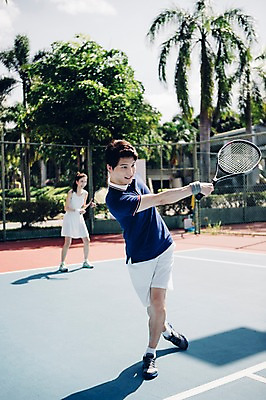 포토 JPG 주간 전신 해외기획촬영 라이프스타일 커플 응시 여자 남자 스포츠 커플라이프 모션 건강 들기 사람 동양인 20대 성인 야외 두명 앞모습 운동 한국인 테니스 라켓 테니스라켓 테니스장 2015년태국 청년만 성인만 국내포토 자연요소 시선 스포츠용품 뷰포인트 스포츠시설 관계 인종 청년 생활 구기 파일형식
