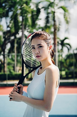 포토 JPG 주간 해외기획촬영 우먼라이프 라이프스타일 여자 스포츠 모션 건강 한명 서기 들기 사람 동양인 상반신 20대 성인 야외 옆모습 운동 한국인 테니스 라켓 테니스라켓 테니스장 2015년태국 여자만 여자한명만 성인여자만 청년만 청년여자만 성인한명만 청년여자한명만 성인여자한명만 성인만 국내포토 자연요소 1 스포츠용품 뷰포인트 스포츠시설 인종 청년 생활 구기 파일형식