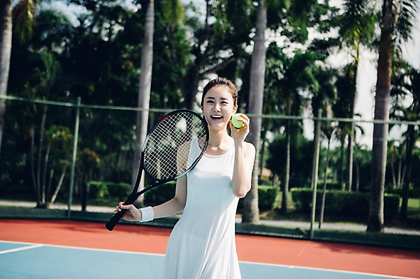 포토 JPG 주간 해외기획촬영 우먼라이프 라이프스타일 여자 스포츠 모션 건강 한명 서기 미소 들기 사람 동양인 상반신 20대 성인 야외 앞모습 운동 한국인 테니스 라켓 테니스라켓 테니스장 테니스공 2015년태국 여자만 여자한명만 성인여자만 청년만 청년여자만 성인한명만 청년여자한명만 성인여자한명만 성인만 국내포토 자연요소 1 스포츠용품 뷰포인트 공 스포츠시설 표정 인종 청년 생활 구기 테니스용품 파일형식