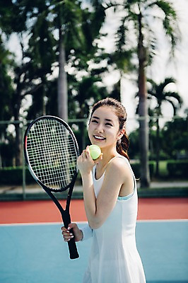 포토 JPG 주간 해외기획촬영 우먼라이프 라이프스타일 여자 스포츠 모션 건강 한명 서기 미소 들기 사람 동양인 상반신 20대 성인 야외 옆모습 운동 한국인 테니스 라켓 테니스라켓 테니스장 테니스공 2015년태국 여자만 여자한명만 성인여자만 청년만 청년여자만 성인한명만 청년여자한명만 성인여자한명만 성인만 국내포토 자연요소 1 스포츠용품 뷰포인트 공 스포츠시설 표정 인종 청년 생활 구기 테니스용품 파일형식