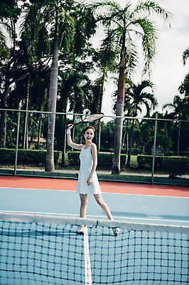 포토 JPG 주간 전신 해외기획촬영 우먼라이프 라이프스타일 여자 스포츠 모션 건강 한명 서기 들기 사람 동양인 20대 성인 야외 앞모습 운동 한국인 테니스 라켓 테니스라켓 네트 테니스장 2015년태국 여자만 여자한명만 성인여자만 청년만 청년여자만 성인한명만 청년여자한명만 성인여자한명만 성인만 휘두르기 국내포토 자연요소 1 스포츠용품 뷰포인트 스포츠시설 인종 청년 생활 구기 파일형식