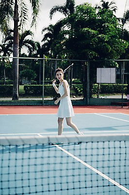 포토 JPG 주간 전신 해외기획촬영 우먼라이프 라이프스타일 여자 스포츠 모션 건강 한명 서기 들기 사람 동양인 20대 성인 야외 앞모습 운동 한국인 테니스 라켓 테니스라켓 네트 테니스장 2015년태국 여자만 여자한명만 성인여자만 청년만 청년여자만 성인한명만 청년여자한명만 성인여자한명만 성인만 휘두르기 국내포토 자연요소 1 스포츠용품 뷰포인트 스포츠시설 인종 청년 생활 구기 파일형식