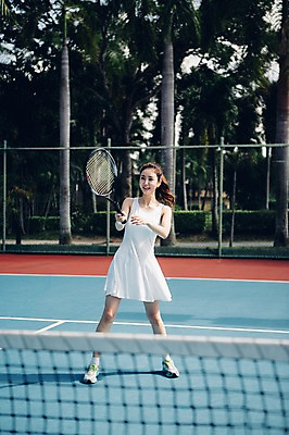 포토 JPG 주간 전신 해외기획촬영 우먼라이프 라이프스타일 여자 스포츠 모션 건강 한명 서기 들기 사람 동양인 20대 성인 야외 앞모습 운동 한국인 테니스 라켓 테니스라켓 네트 테니스장 2015년태국 여자만 여자한명만 성인여자만 청년만 청년여자만 성인한명만 청년여자한명만 성인여자한명만 성인만 휘두르기 국내포토 자연요소 1 스포츠용품 뷰포인트 스포츠시설 인종 청년 생활 구기 파일형식