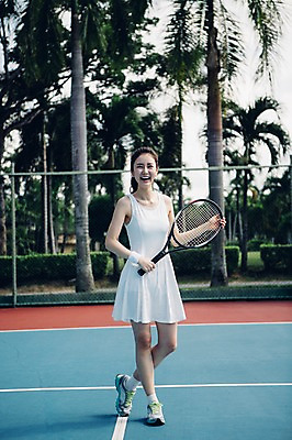 포토 JPG 주간 전신 해외기획촬영 우먼라이프 라이프스타일 여자 스포츠 모션 건강 한명 서기 미소 들기 사람 동양인 20대 성인 야외 앞모습 운동 한국인 테니스 라켓 테니스라켓 테니스장 2015년태국 여자만 여자한명만 성인여자만 청년만 청년여자만 성인한명만 청년여자한명만 성인여자한명만 성인만 국내포토 자연요소 1 스포츠용품 뷰포인트 스포츠시설 표정 인종 청년 생활 구기 파일형식