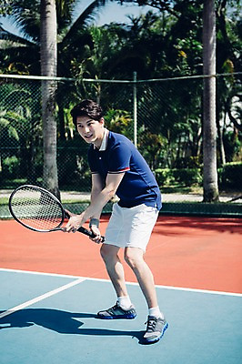 포토 JPG 주간 전신 해외기획촬영 라이프스타일 응시 남자 스포츠 맨라이프 모션 건강 한명 서기 미소 들기 사람 동양인 20대 성인 야외 앞모습 옆모습 운동 한국인 테니스 라켓 테니스라켓 테니스장 2015년태국 남자만 남자한명만 성인남자만 청년만 청년남자만 청년남자한명만 성인한명만 성인남자한명만 성인만 국내포토 자연요소 1 시선 스포츠용품 뷰포인트 스포츠시설 표정 인종 청년 생활 구기 파일형식