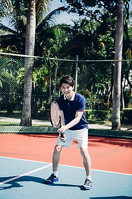 포토 JPG 주간 전신 해외기획촬영 라이프스타일 응시 남자 스포츠 맨라이프 모션 건강 한명 서기 미소 사람 동양인 20대 성인 야외 앞모습 운동 한국인 테니스 라켓 테니스라켓 테니스장 2015년태국 남자만 남자한명만 성인남자만 청년만 청년남자만 청년남자한명만 성인한명만 성인남자한명만 성인만 국내포토 자연요소 1 시선 스포츠용품 뷰포인트 스포츠시설 표정 인종 청년 생활 구기 파일형식