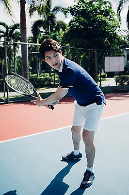 포토 JPG 주간 전신 해외기획촬영 라이프스타일 응시 남자 스포츠 맨라이프 모션 건강 한명 서기 들기 사람 동양인 20대 성인 야외 앞모습 운동 한국인 테니스 라켓 테니스라켓 테니스장 2015년태국 남자만 남자한명만 성인남자만 청년만 청년남자만 청년남자한명만 성인한명만 성인남자한명만 성인만 휘두르기 국내포토 자연요소 1 시선 스포츠용품 뷰포인트 스포츠시설 인종 청년 생활 구기 파일형식