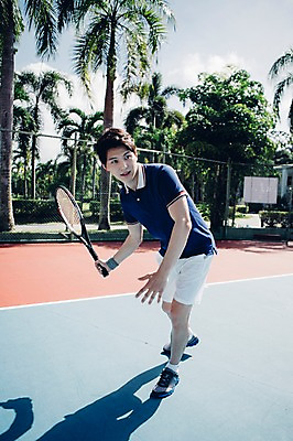 포토 JPG 주간 전신 해외기획촬영 라이프스타일 응시 남자 스포츠 맨라이프 모션 건강 한명 서기 들기 사람 동양인 20대 성인 야외 앞모습 운동 한국인 테니스 라켓 테니스라켓 테니스장 2015년태국 남자만 남자한명만 성인남자만 청년만 청년남자만 청년남자한명만 성인한명만 성인남자한명만 성인만 휘두르기 국내포토 자연요소 1 시선 스포츠용품 뷰포인트 스포츠시설 인종 청년 생활 구기 파일형식