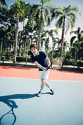 포토 JPG 주간 전신 해외기획촬영 라이프스타일 남자 스포츠 맨라이프 모션 건강 한명 미소 들기 사람 동양인 20대 성인 야외 앞모습 운동 한국인 테니스 라켓 테니스라켓 테니스장 2015년태국 남자만 남자한명만 성인남자만 청년만 청년남자만 청년남자한명만 성인한명만 성인남자한명만 성인만 휘두르기 국내포토 자연요소 1 스포츠용품 뷰포인트 스포츠시설 표정 인종 청년 생활 구기 파일형식