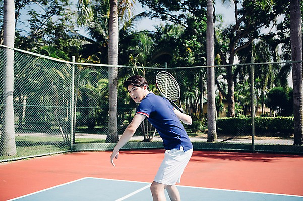 포토 JPG 주간 해외기획촬영 라이프스타일 남자 스포츠 맨라이프 모션 건강 한명 서기 들기 사람 동양인 상반신 20대 성인 야외 옆모습 운동 한국인 테니스 라켓 테니스라켓 테니스장 2015년태국 남자만 남자한명만 성인남자만 청년만 청년남자만 청년남자한명만 성인한명만 성인남자한명만 성인만 휘두르기 국내포토 자연요소 1 스포츠용품 뷰포인트 스포츠시설 인종 청년 생활 구기 파일형식