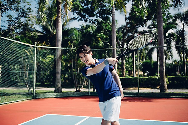 포토 JPG 주간 해외기획촬영 라이프스타일 남자 스포츠 맨라이프 모션 건강 한명 서기 미소 들기 사람 동양인 상반신 20대 성인 야외 앞모습 운동 한국인 테니스 라켓 테니스라켓 테니스장 2015년태국 남자만 남자한명만 성인남자만 청년만 청년남자만 청년남자한명만 성인한명만 성인남자한명만 성인만 휘두르기 국내포토 자연요소 1 스포츠용품 뷰포인트 스포츠시설 표정 인종 청년 생활 구기 파일형식