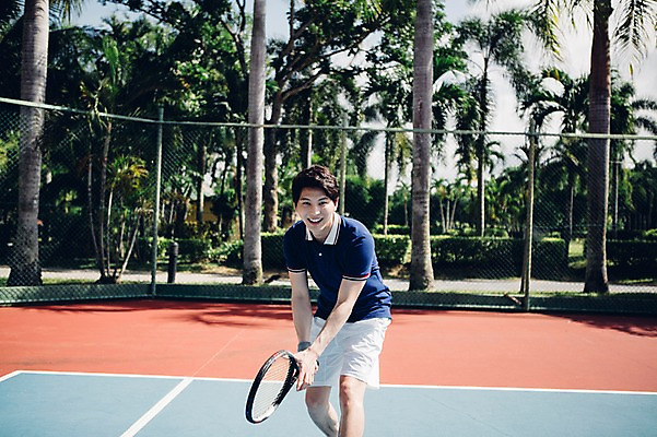 포토 JPG 주간 해외기획촬영 라이프스타일 남자 스포츠 맨라이프 모션 건강 한명 서기 미소 들기 사람 동양인 상반신 20대 성인 야외 앞모습 운동 한국인 테니스 라켓 테니스라켓 테니스장 2015년태국 남자만 남자한명만 성인남자만 청년만 청년남자만 청년남자한명만 성인한명만 성인남자한명만 성인만 국내포토 자연요소 1 스포츠용품 뷰포인트 스포츠시설 표정 인종 청년 생활 구기 파일형식