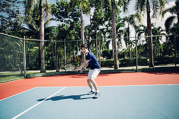 포토 JPG 주간 전신 해외기획촬영 라이프스타일 남자 스포츠 맨라이프 모션 건강 한명 서기 들기 사람 동양인 20대 성인 야외 앞모습 운동 한국인 테니스 라켓 테니스라켓 테니스장 2015년태국 남자만 남자한명만 성인남자만 청년만 청년남자만 청년남자한명만 성인한명만 성인남자한명만 성인만 휘두르기 국내포토 자연요소 1 스포츠용품 뷰포인트 스포츠시설 인종 청년 생활 구기 파일형식