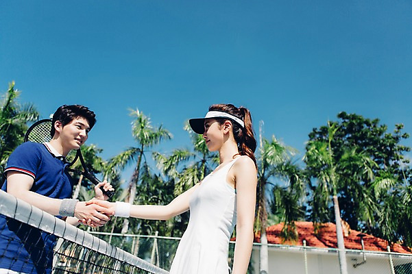 포토 JPG 주간 해외기획촬영 라이프스타일 커플 여자 남자 스포츠 로우앵글 커플라이프 모션 악수 서기 미소 들기 사람 동양인 손짓 상반신 20대 성인 야외 두명 옆모습 운동 마주보기 한국인 테니스 라켓 테니스라켓 네트 테니스장 2015년태국 청년만 성인만 국내포토 자연요소 스포츠용품 뷰포인트 스포츠시설 관계 표정 건강 인종 청년 생활 구기 파일형식