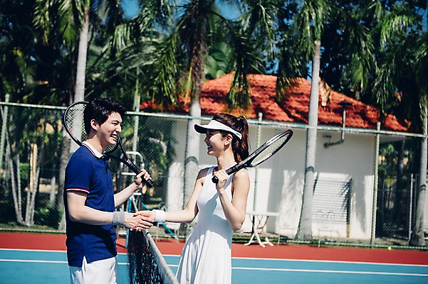 포토 JPG 주간 해외기획촬영 라이프스타일 커플 여자 남자 스포츠 커플라이프 모션 악수 건강 서기 미소 들기 사람 동양인 손짓 상반신 20대 성인 야외 두명 운동 마주보기 한국인 테니스 라켓 테니스라켓 네트 테니스장 2015년태국 청년만 성인만 국내포토 자연요소 스포츠용품 스포츠시설 관계 표정 인종 청년 생활 구기 파일형식