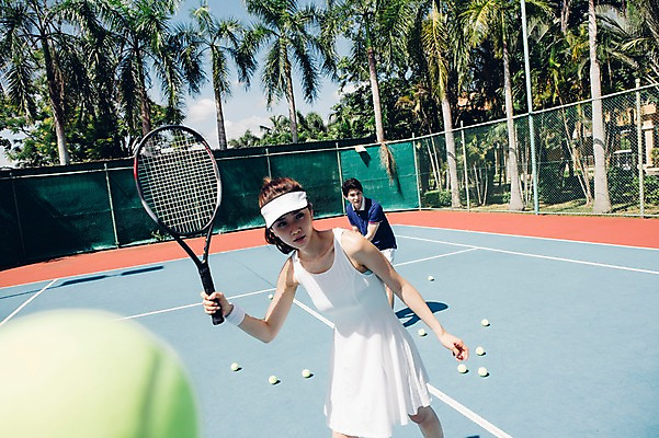 포토 JPG 주간 해외기획촬영 라이프스타일 커플 여자 남자 스포츠 커플라이프 모션 건강 서기 들기 사람 동양인 상반신 20대 성인 야외 두명 운동 한국인 테니스 라켓 테니스라켓 테니스장 테니스공 2015년태국 청년만 성인만 휘두르기 국내포토 자연요소 스포츠용품 공 스포츠시설 관계 인종 청년 생활 구기 테니스용품 파일형식